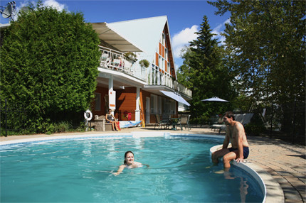 Piscine extérieure chauffée avec terrasse